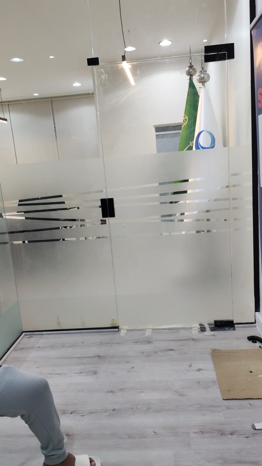 تركيب القواطع الزجاجية المرملة